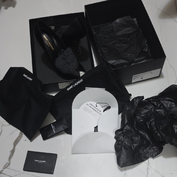 Saint Laurent Elegant Black Heels with Silver Tips - Picture 9 of 10